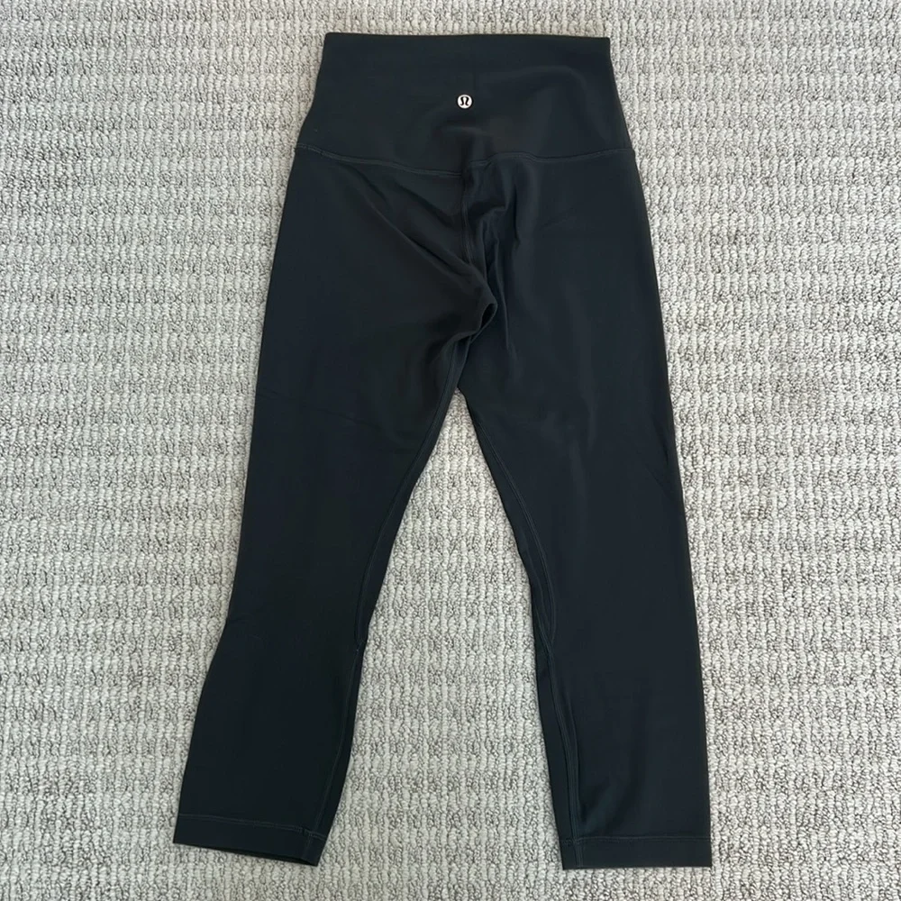 Women’s Lululemon Align Gray Cropped Leggings 21”‎ Inseam Size 4 EUC